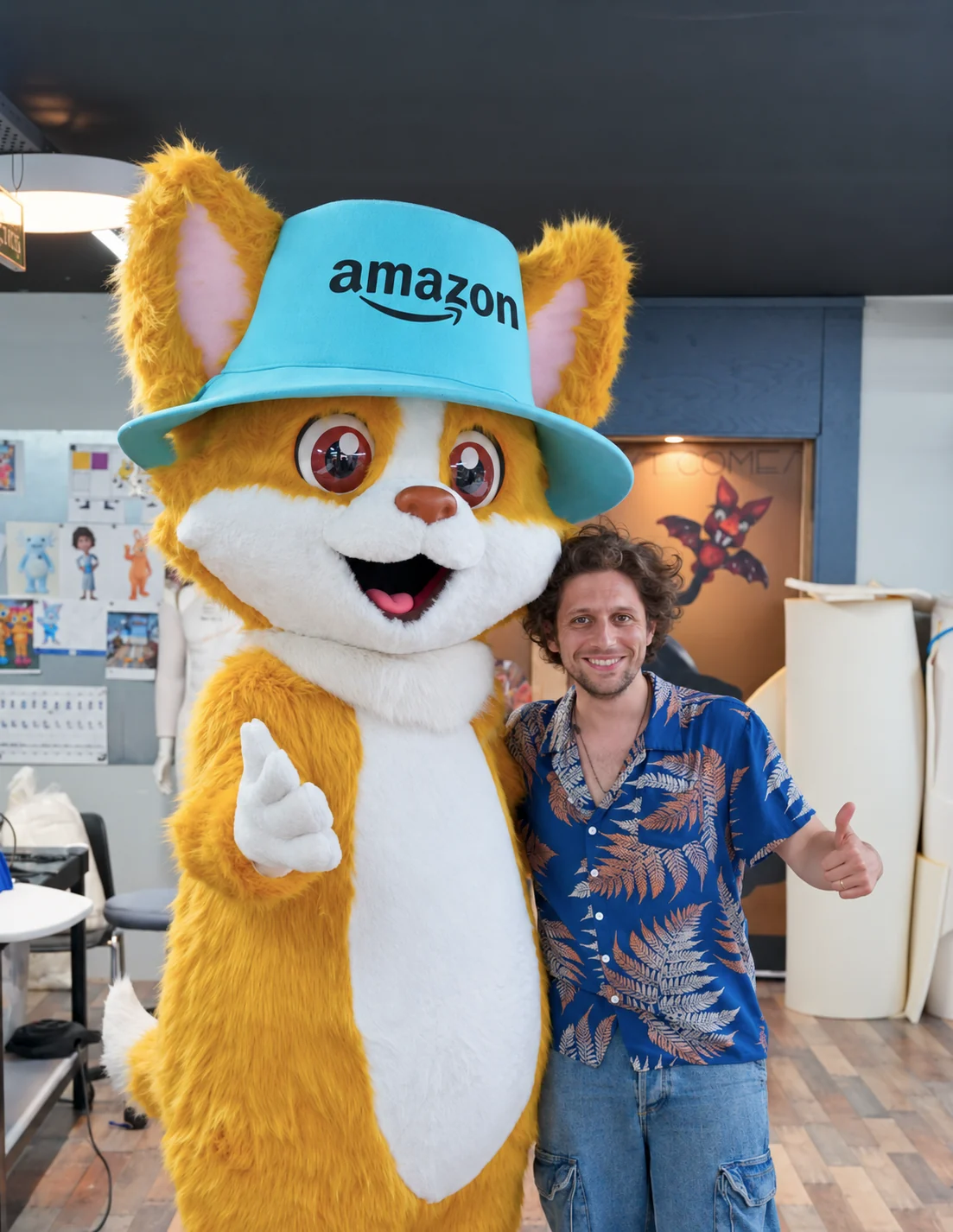 Steve, de Mascotte+, à côté d’un costume de mascotte grandeur nature à l’atelier